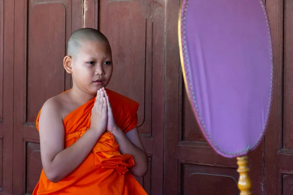 泰国昂通 Ang Thong 2016年10月23日 一名身份不明的亚洲男孩在泰国佛教佛教会的协调仪式上成为一名初学者 或在佛教会的协调仪式上成为小菜一碟 — 图库照片