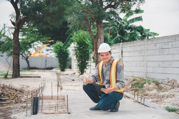 Asijský Muž Stavební Inženýr Pracovník Nebo Architekt Helmou Bezpečnostní Vestou — Stock fotografie