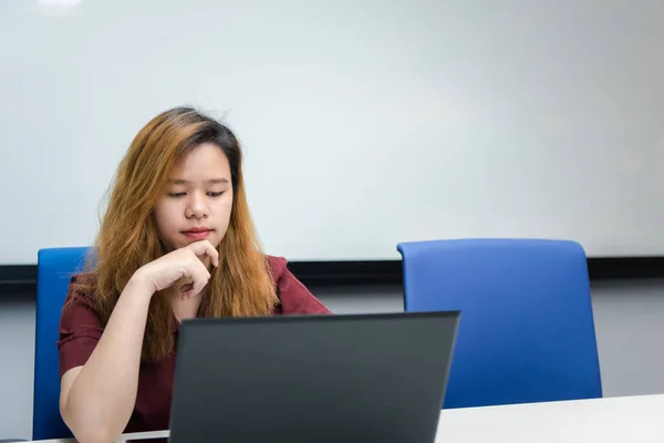 Asyalı Bir Kadın Öğrenci Bilgisayarla Çalışan Bir Kadını Ofis Odasında — Stok fotoğraf