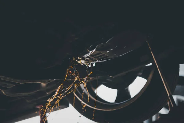 Автомеханик Осушает Старую Автоматическую Трансмиссионную Жидкость Атф Редукторное Масло Гараже — стоковое фото