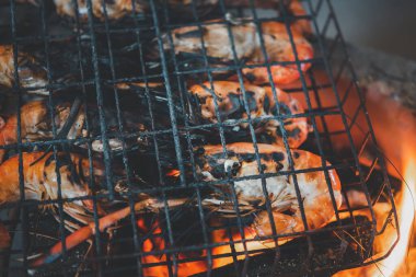 Izgara karides (Dev tatlı su karidesi) Bangkok Tayland 'da Tayland sokak gıda pazarında ya da restoranda mangal kömürü satışı