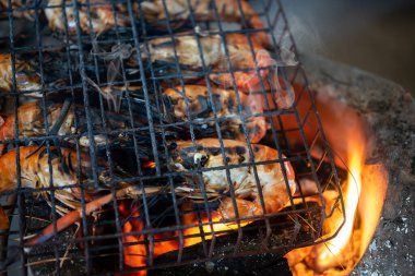 Izgara karides (Dev tatlı su karidesi) Bangkok Tayland 'da Tayland sokak gıda pazarında ya da restoranda mangal kömürü satışı