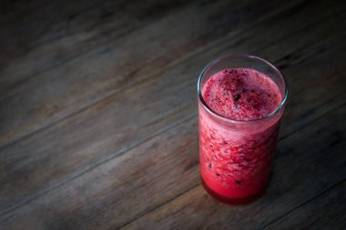 Karonda Meyve Smoothie (smoothy), Tayland 'daki Tayland sokak yiyecek pazarında veya restoranda satışta olan meyve ve meyve suyu, soğuk, sağlıklı içecek, ekşi ve tatlı tattır.