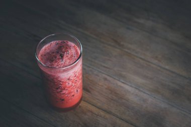 Karonda Meyve Smoothie (smoothy), Tayland 'daki Tayland sokak yiyecek pazarında veya restoranda satışta olan meyve ve meyve suyu, soğuk, sağlıklı içecek, ekşi ve tatlı tattır.
