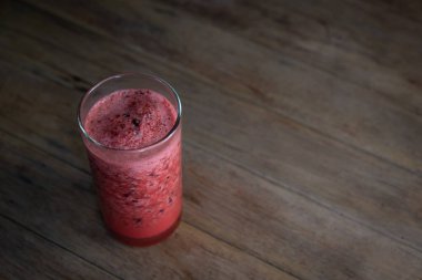 Karonda Meyve Smoothie (smoothy), Tayland 'daki Tayland sokak yiyecek pazarında veya restoranda satışta olan meyve ve meyve suyu, soğuk, sağlıklı içecek, ekşi ve tatlı tattır.