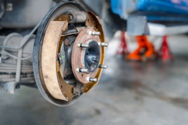 Trampet fren ve asbest fren pedleri arabanın bir parçası. Arabayı durdurmak için arka tekerde kullanılır. Bu araba garajında tamir için yeni bir yedek parça.