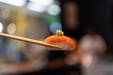 Japon yemekleri farklı türde suşi ile deniz yosunu salatası ve gari (zencefil) Japon restoranındaki servis panosunun sağ üst kısmında bulunan sağlıklı bir yemektir.