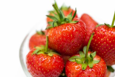 Çilek kırmızı taze meyve rengidir ve Tayland sokak yiyecekleri ve meyve pazarında konsept gıda ve meyvelerde satılık tatlı suludur.