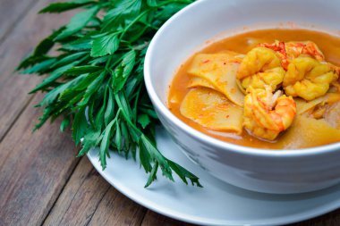 Tayland baharatlı baharatlı, karides ve karidesli sarı köri ve sebzelerle yenmiş bambu filizi (Gaaeng Leuang) veya Tayland restoranında satılık Oenanthe.
