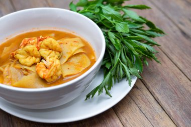 Tayland baharatlı baharatlı, karides ve karidesli sarı köri ve sebzelerle yenmiş bambu filizi (Gaaeng Leuang) veya Tayland restoranında satılık Oenanthe.