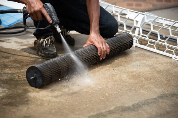 Worker Cleaning Coil Cooler Air Conditioner Water Clean Dust Wall — Stock Photo, Image