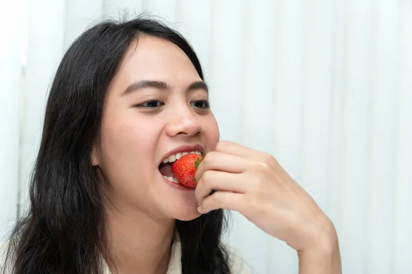 Asyalı Güzel Bir Kadın Taze Çilek Tutar Yer Kırmızı Böğürtlen — Stok fotoğraf