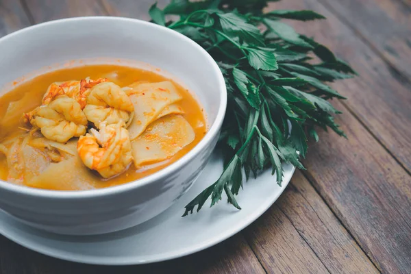 Tayland baharatlı baharatlı, karides ve karidesli sarı köri ve sebzelerle yenmiş bambu filizi (Gaaeng Leuang) veya Tayland restoranında satılık Oenanthe.