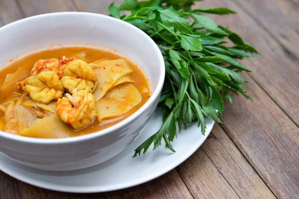 Tayland baharatlı baharatlı, karides ve karidesli sarı köri ve sebzelerle yenmiş bambu filizi (Gaaeng Leuang) veya Tayland restoranında satılık Oenanthe.