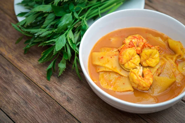 Tayland baharatlı baharatlı, karides ve karidesli sarı köri ve sebzelerle yenmiş bambu filizi (Gaaeng Leuang) veya Tayland restoranında satılık Oenanthe.