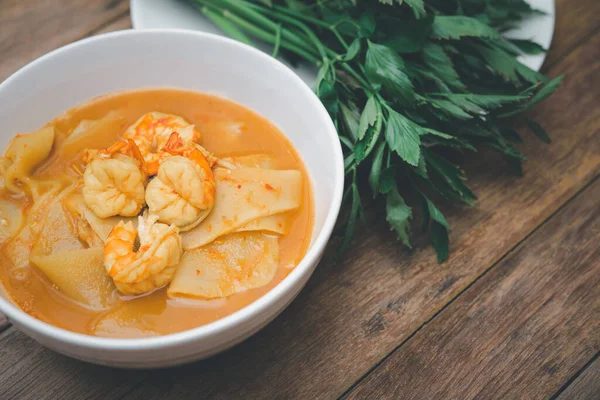 Tayland baharatlı baharatlı, karides ve karidesli sarı köri ve sebzelerle yenmiş bambu filizi (Gaaeng Leuang) veya Tayland restoranında satılık Oenanthe.