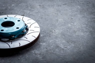 Araba tamircisi ya da tamirci araba tamirhanesinde ya da tamirhanede tamir ve onarım sorunları için disk freni ve asbest fren pedlerini kontrol ediyor.