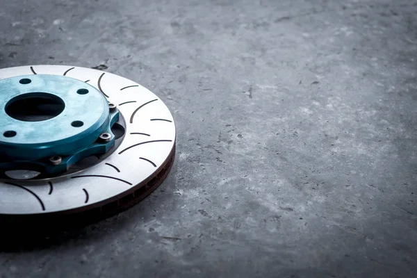 Araba tamircisi ya da tamirci araba tamirhanesinde ya da tamirhanede tamir ve onarım sorunları için disk freni ve asbest fren pedlerini kontrol ediyor.