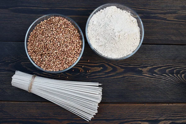 Gedroogde Boekweit Soba Noedels Boekweitgrutten Meel Potten Een Donkere Houten — Stockfoto