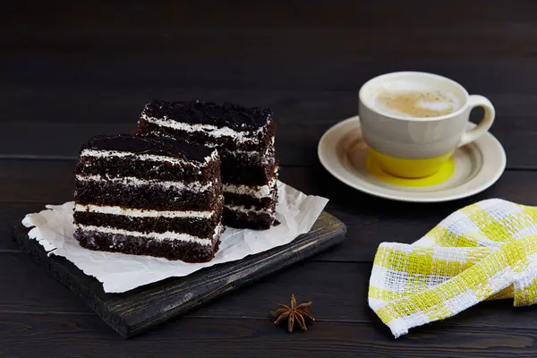 Schokoladen Brownie Kuchen Und Eine Tasse Kaffee Auf Dunklem Holzgrund — Stockfoto