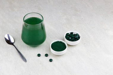 Klorella veya spirulina içeceği. Toz ve hap içinde yeşil yosun. Süper yiyecek ve detoks kavramı.