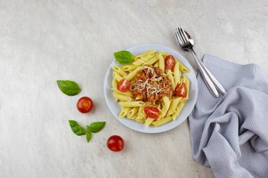 Klasik İtalyan Bolonez makarnası, domates ve fesleğen..