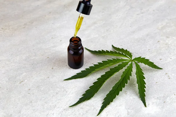 Cannabis Leaf Small Bottle Cannabis Cosmetics Cbd Oil Flat Lay — Stock Photo, Image