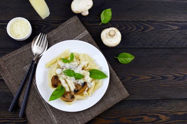 Mantar, fesleğen ve parmesanlı makarna.. 