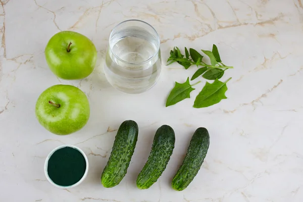 Ingredienser För Smoothies Med Chlorella Gurka Grönt Äpple Och Spenat — Stockfoto