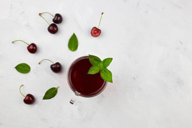 Hafif arka planda vişne ezmesi. Üst görünüm, kopyalama alanı ile