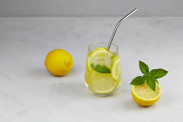 Холодный Лимонад Лимоном Стакане Льдом Мятой Освежающий Летний Коктейль Металлической — стоковое фото