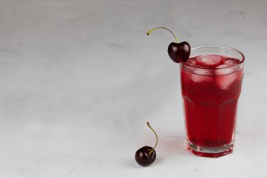 Hafif arka planda buzlu soğuk kiraz suyu..