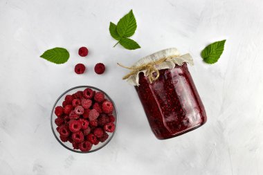 Bir kavanoz ahududu reçeli ve taze dut. Üst görünüm