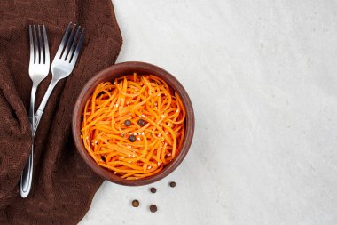 Baharatlı havuç turşusu hafif arka planda, baharatlı Kore aperatifi. Vejetaryen sağlıklı yemek.