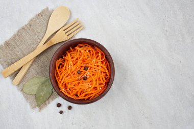 Havuç turşusu, arka planda keten peçeteye baharatlı Kore aperatifi. Kopyalama alanı olan tepeden görünüm