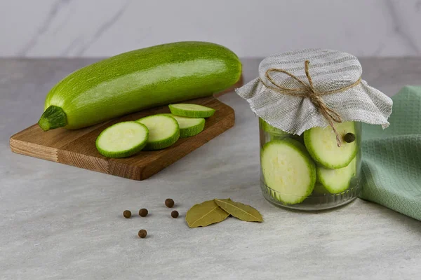 Fermenterad Zucchini Burk Ljus Bakgrund — Stockfoto