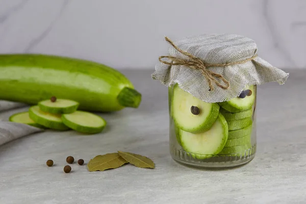 Fermenterad Zucchini Burk Ljus Bakgrund — Stockfoto