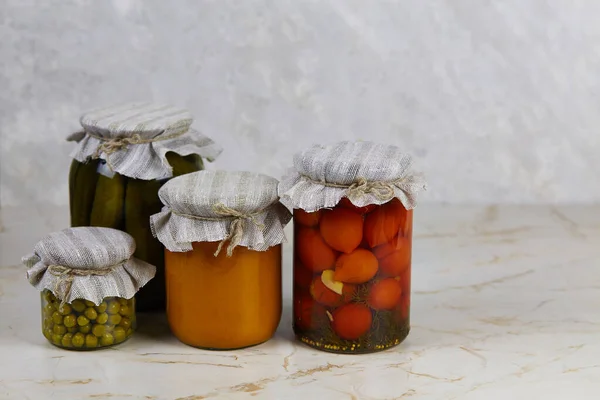 Verduras Enlatadas Frascos Vidrio Hechos Casa Sobre Fondo Piedra Clara — Foto de Stock