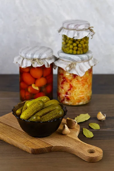 Fermenterade Och Konserverade Grönsaker Burkar Med Kryddor Trä Bakgrund — Stockfoto