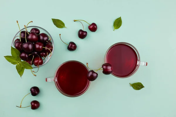 Cherry Compote Mugs Green Background Top View Copy Space — Stock Photo, Image