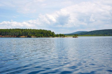 Güneşli bir yaz gününde Angara nehri. Yat manzaralı.
