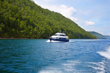 Rusya 'nın Baykal Gölü yakınlarındaki Angara nehrinde bir yat denize açılır. Güneşli yaz günü