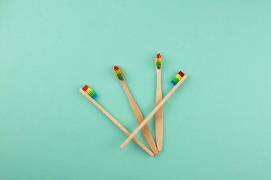 Dört tane ECO dostu bambu gökkuşağı diş fırçası. Plastik yok, sıfır atık kavramı. 