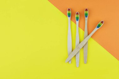 Çevre dostu bambu gökkuşağı diş fırçaları. Plastik yok, sıfır atık kavramı.