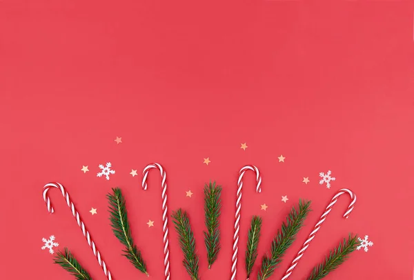 Weihnachtskomposition Tannenzweige Weihnachtsspielzeug Auf Rotem Hintergrund Neues Jahr Web Banner — Stockfoto