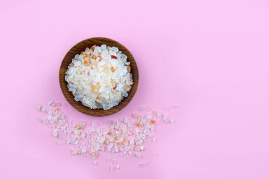 Himalaya pembe tuzu pembe arka planda ahşap bir kasede