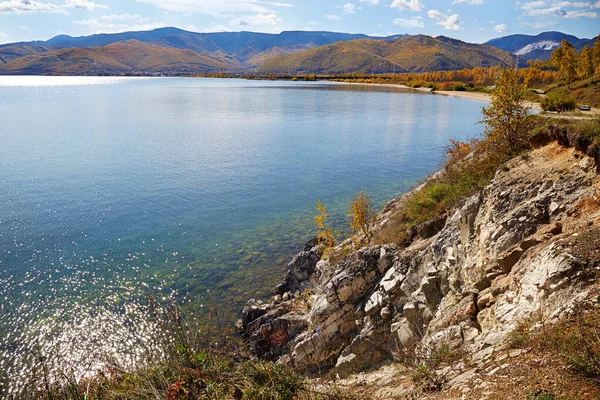 Озеро Байкал Осенним Днем Спокойная Чистая Вода Галечный Пляж — стоковое фото