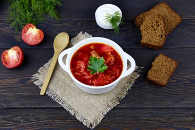 Pancar kökü, lahana, patates ve siyah ahşap arka planda sığır eti olan geleneksel Rus pancarı.