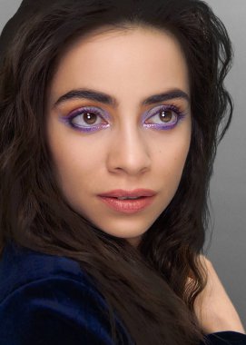 Editör Akşam Makyajı. Gri arka planda sanatsal fotoğraf çekimi. Model aynı zamanda makyaj sanatçısıdır..