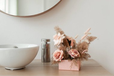 Yapay çiçekler. Hediye olarak dekoratif çiçekler. Hediye kutusunda çiçekler. Hediye paketinde çiçekler.